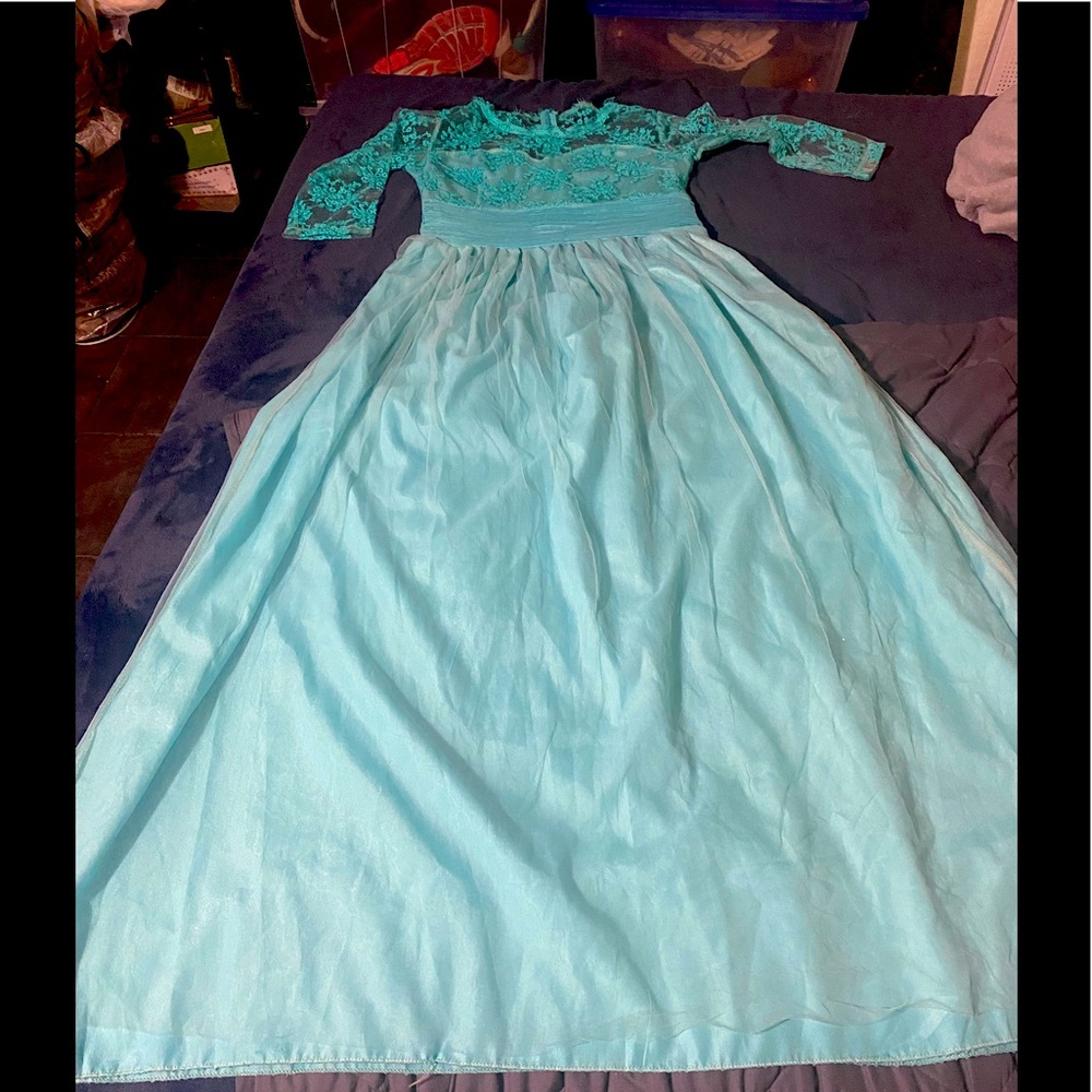 Vintage 1970s gown in a Tiffany blue color Small.